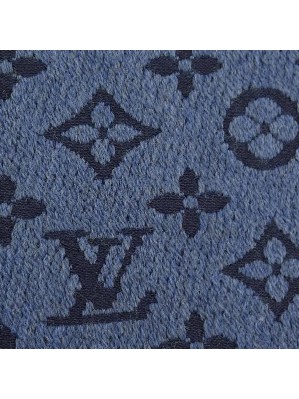Louis Vuitton Monogram Classic Scarf - Picture 4 of 4